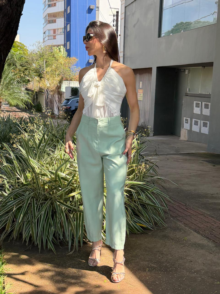 Calça alfaiataria estilo cenoura