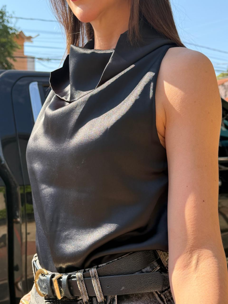 Blusa decote degage cetim