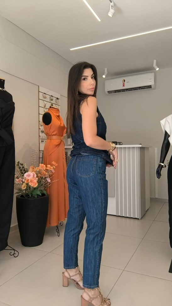 Calça jeans mom reta