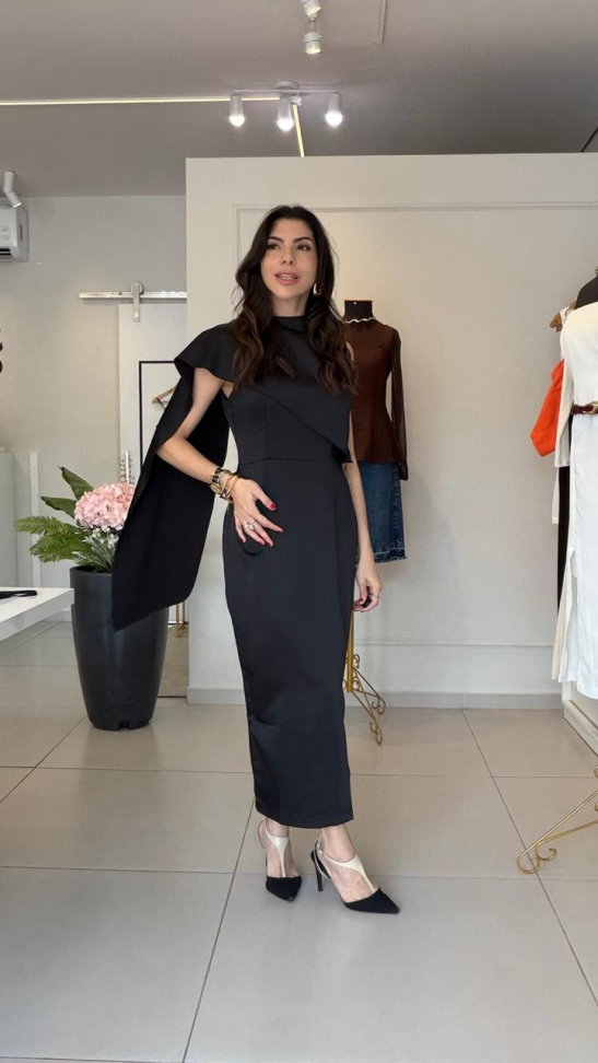 Vestido midi com detalhe na frente