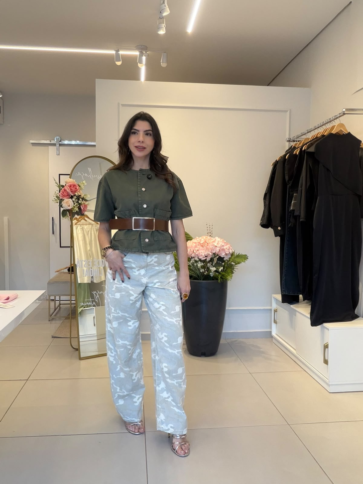 Calça jeans camuflada
