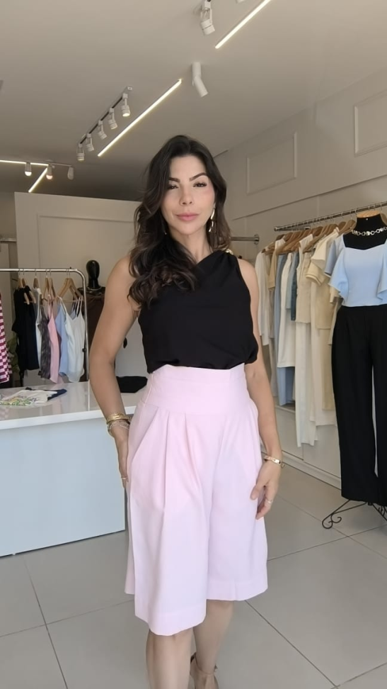 Blusa um ombro só com fivela dourada