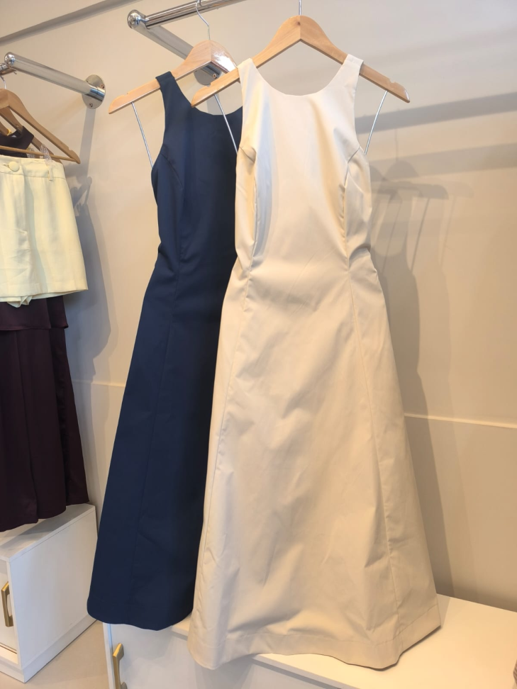 Vestido mid decote cruzado nas costas