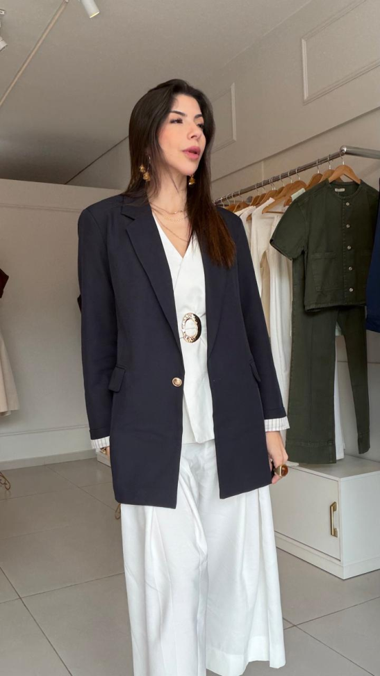 Blazer com bolsos lapela detalhe na manga