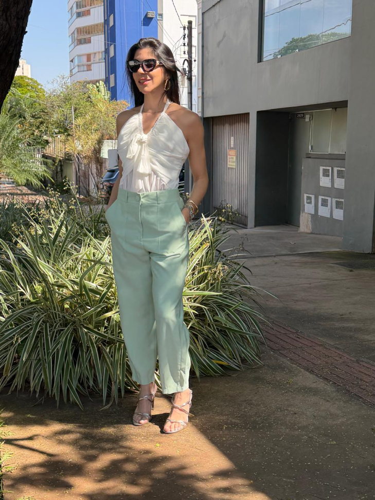 Calça alfaiataria estilo cenoura