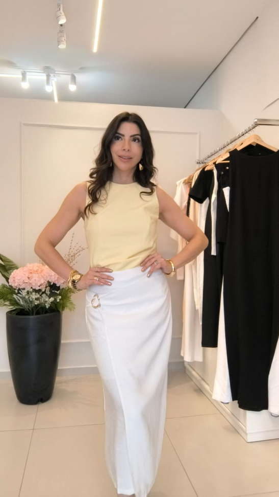 Saia com detalhe dourado na frente
