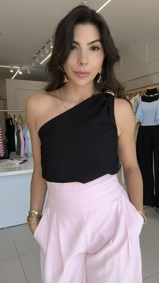 Blusa um ombro só com fivela dourada