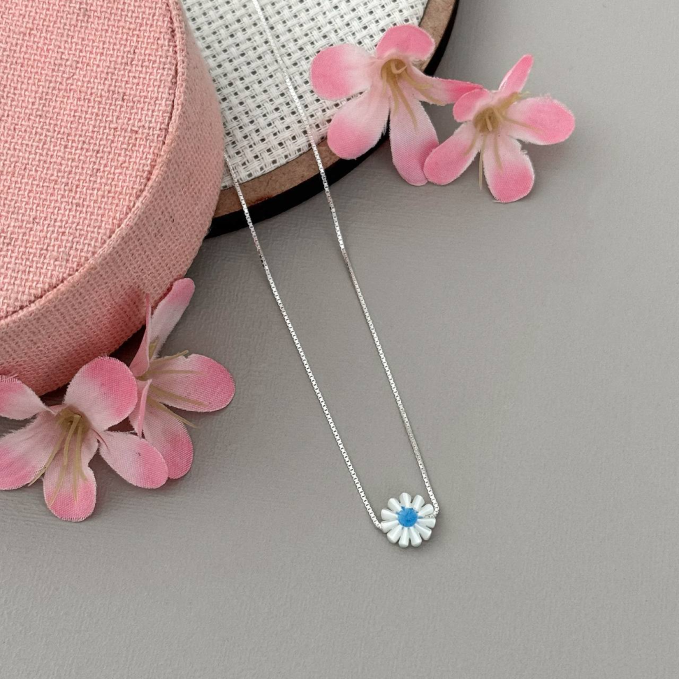 Colar Flor Lilás ou Azul