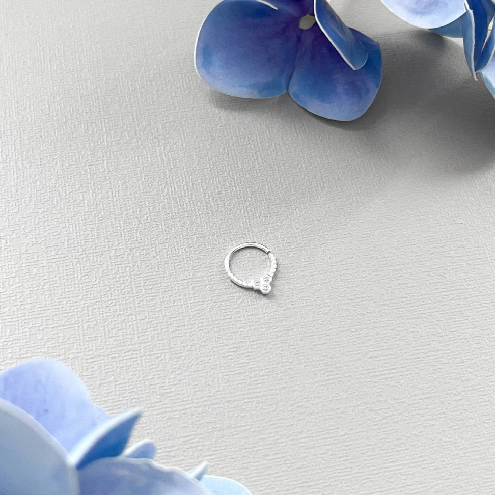 Piercing Argola três zirconias