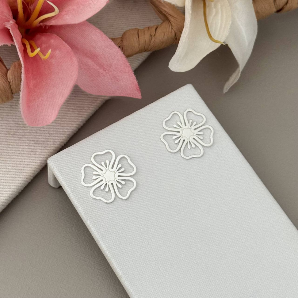 Brinco flor detalhes vazados