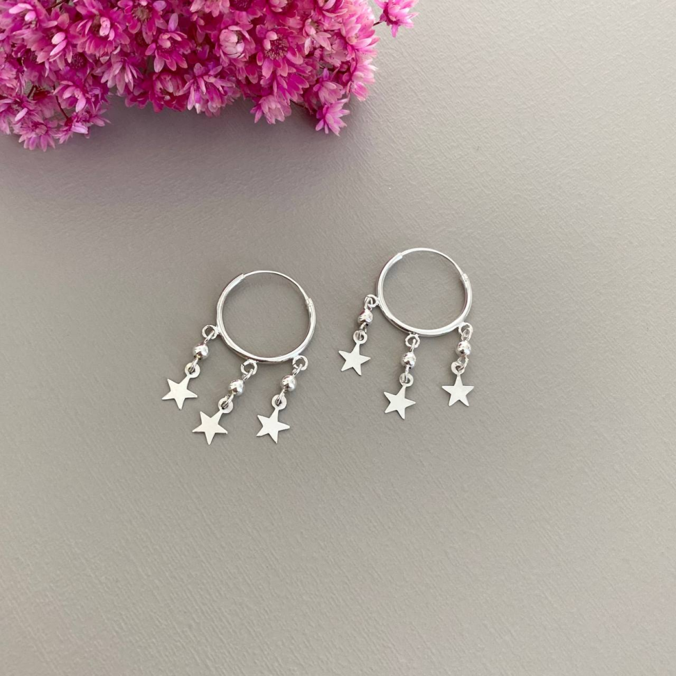 Brinco argola com estrelas