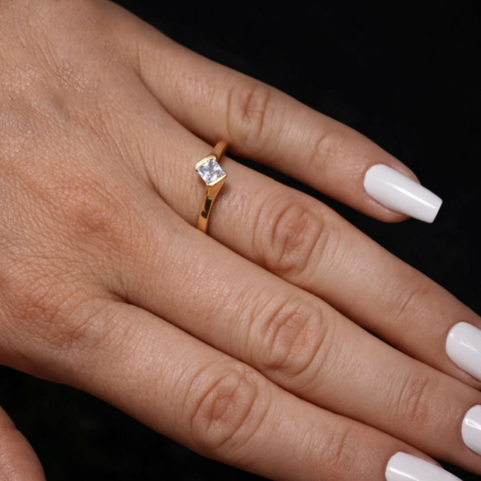 ANEL DE MOEDA SOLITARIO DE PEDRA CENTRAL CARRE 3X3 - #2