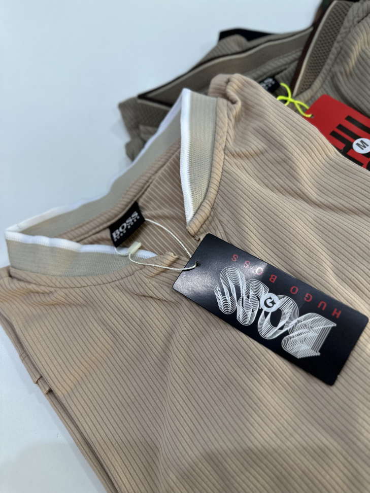 T-SHIRT DATALHES NA GOLA