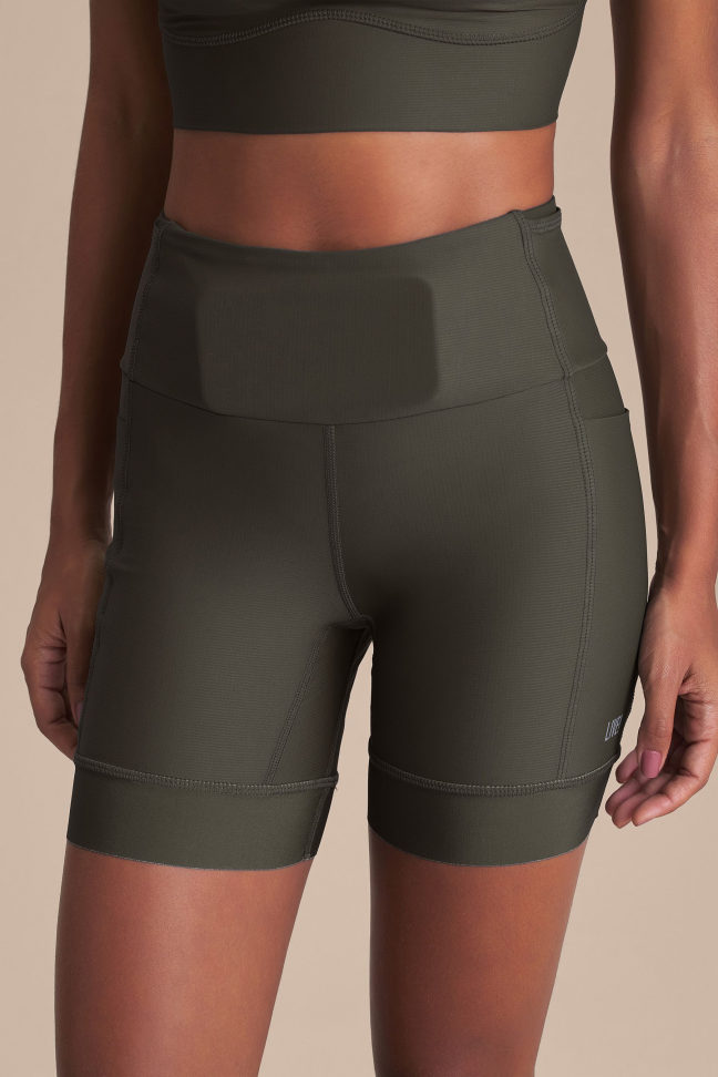 Bermuda Fitness Feminina LIVE! Six Pockets Speed Obsidian Grey com 6 Bolsos
