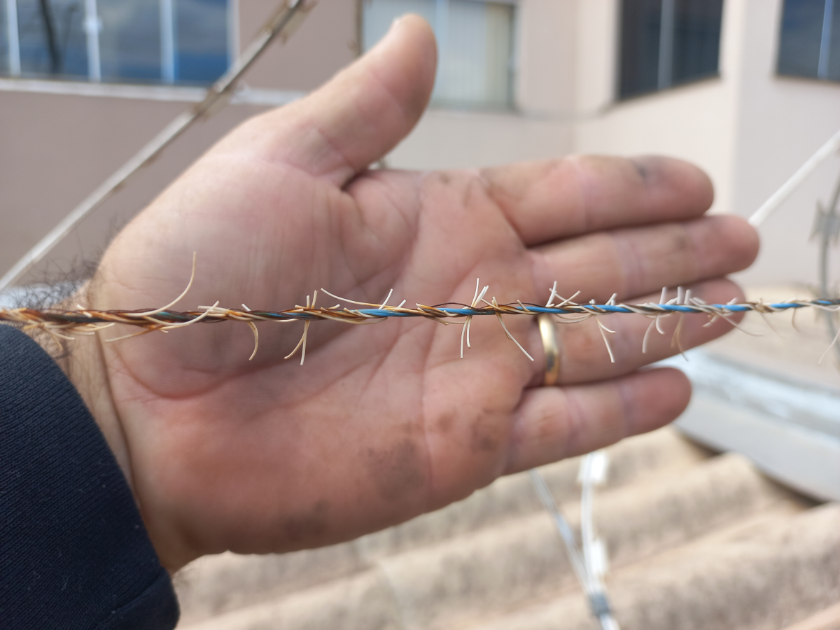 REVISAO EM CERCA ELETRICA TROCA E FIXACAO DAS HASTE VALOR POR METROS LINEAR