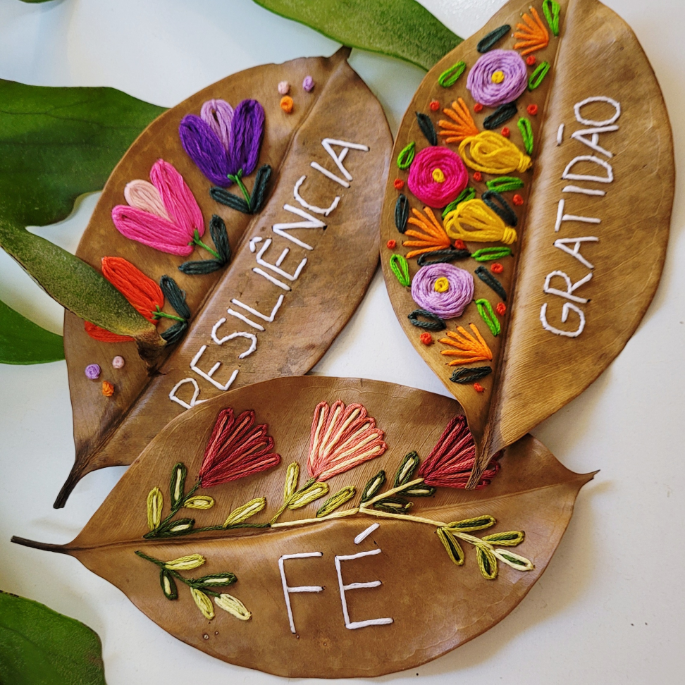 Folha Bordada Florais Coloridos Caixa Acrílica P