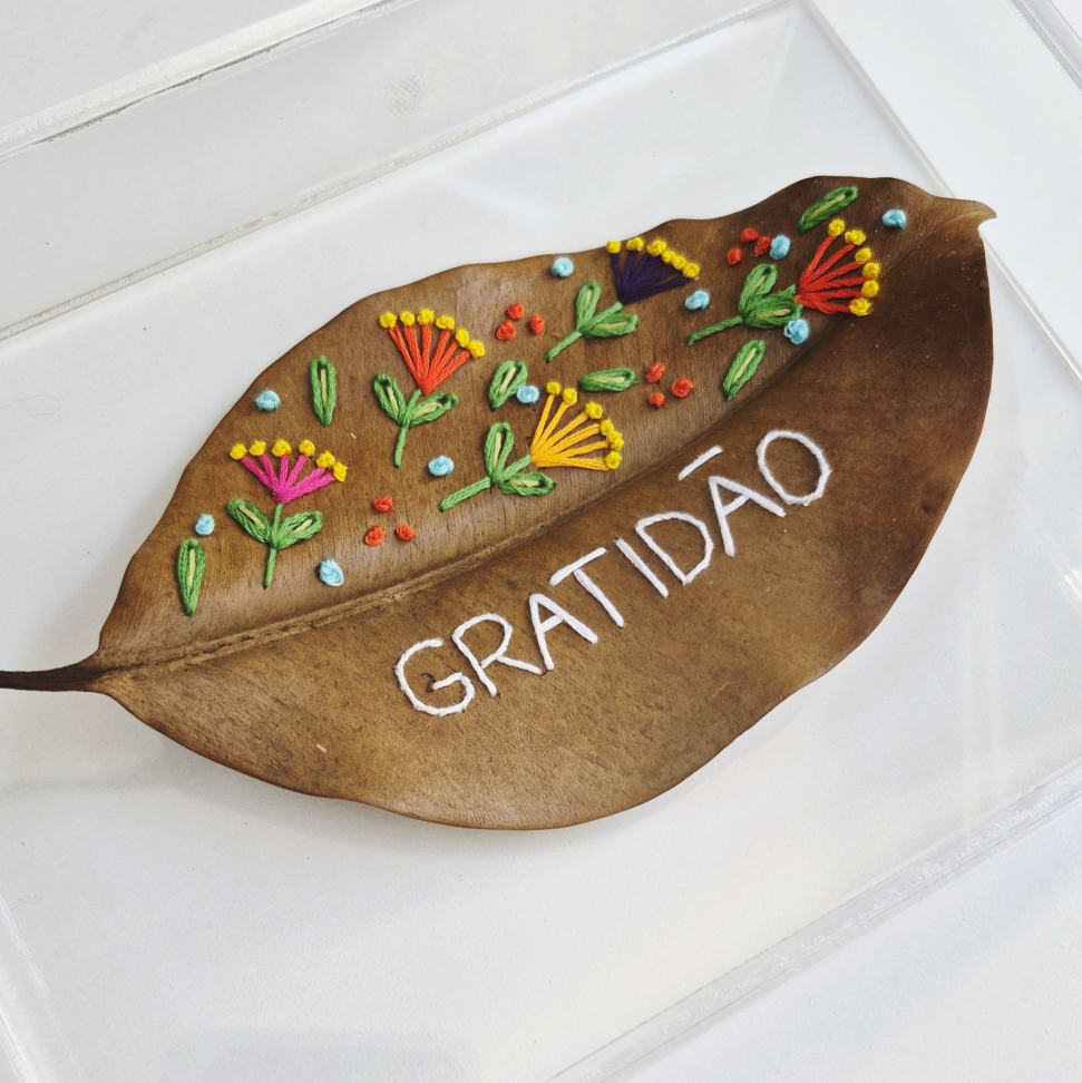 Folha Bordada Palavra e Flores Caixa Acrílica M