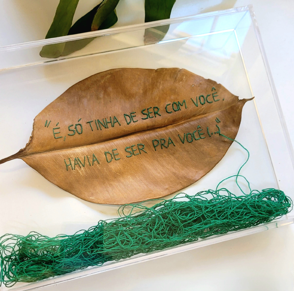 Folha Bordada Frase e Fios Soltos Caixa Acrílica G