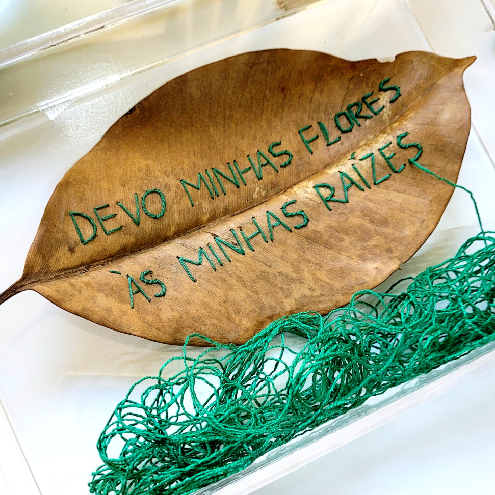 Folha Bordada Frase Devo Minhas Flores Às Minhas Raízes Caixa Acrílica - #3