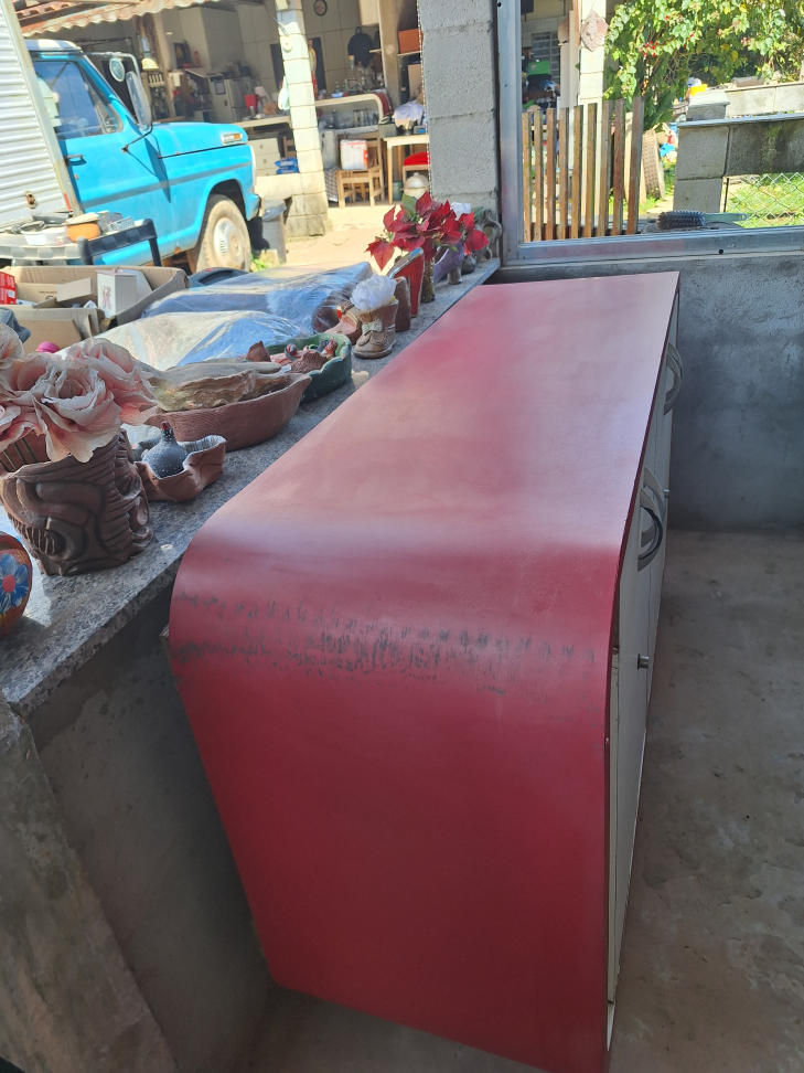 Balcão vermelho com 4 portas