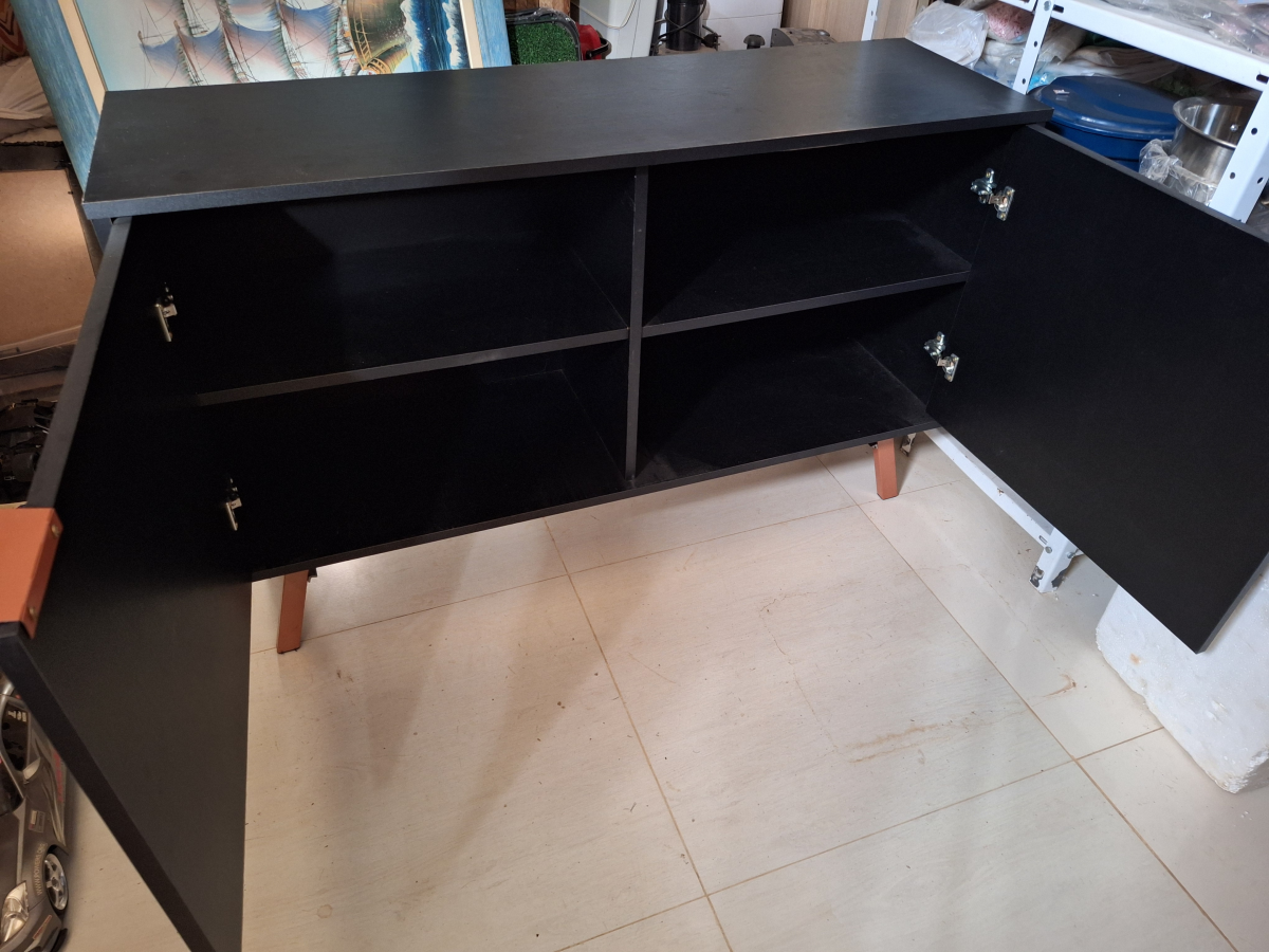 Balcão preto com 2 portas