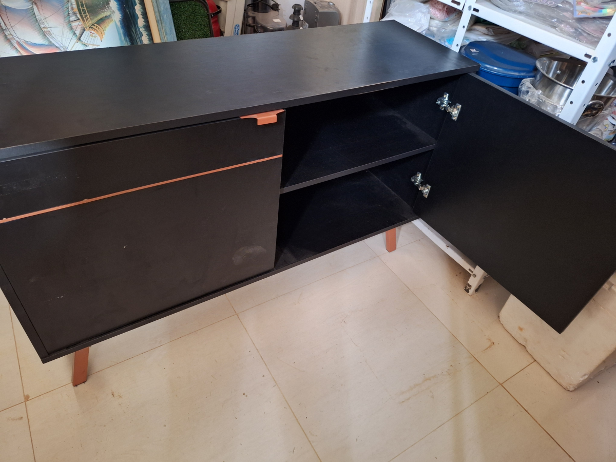 Balcão preto com 2 portas