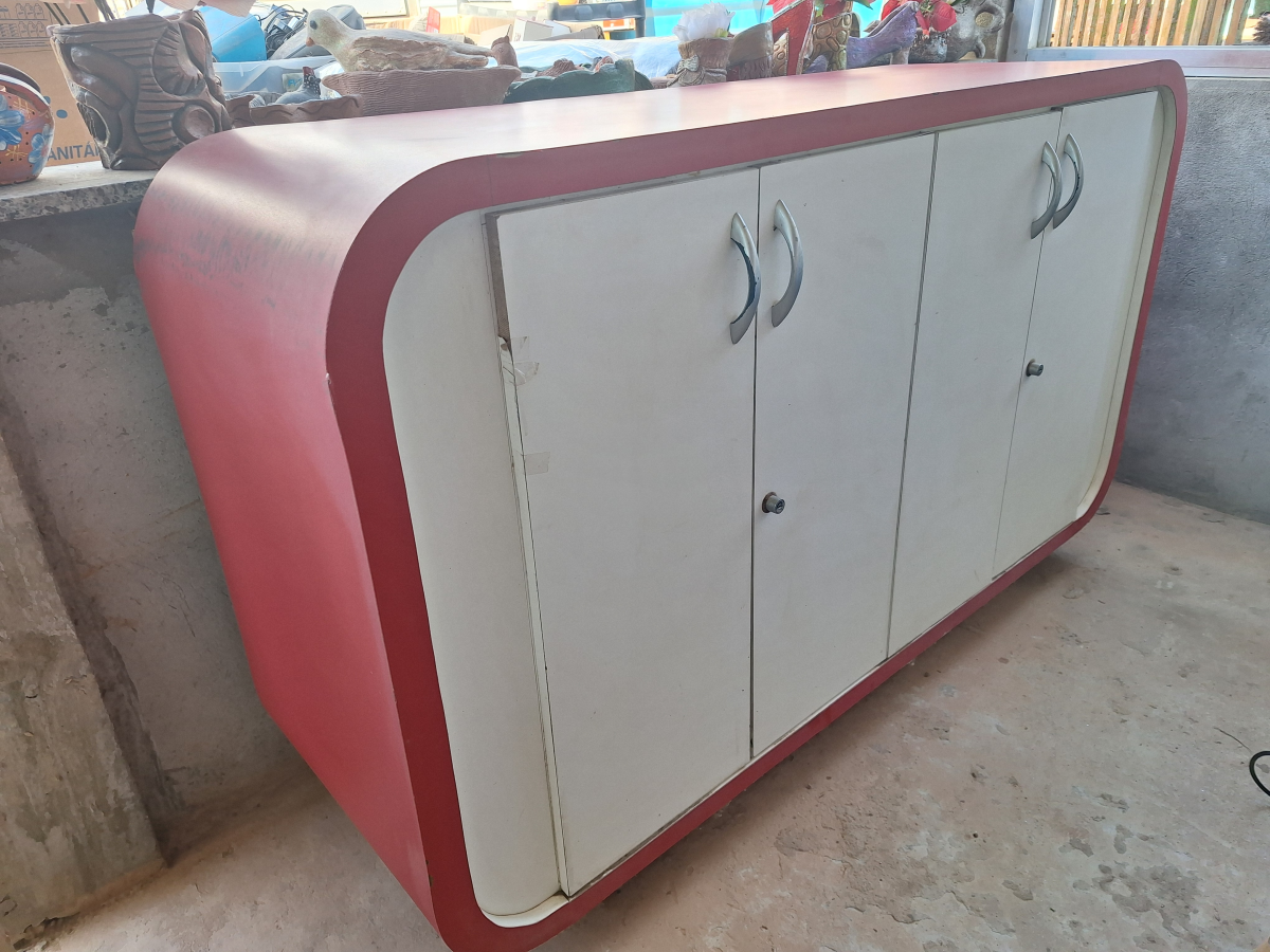 Balcão vermelho com 4 portas