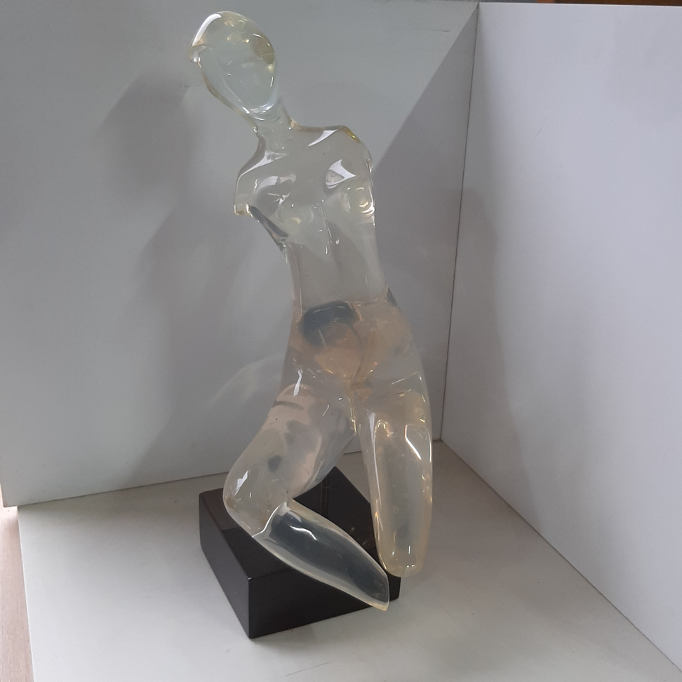 Estátua Mulher Transparente