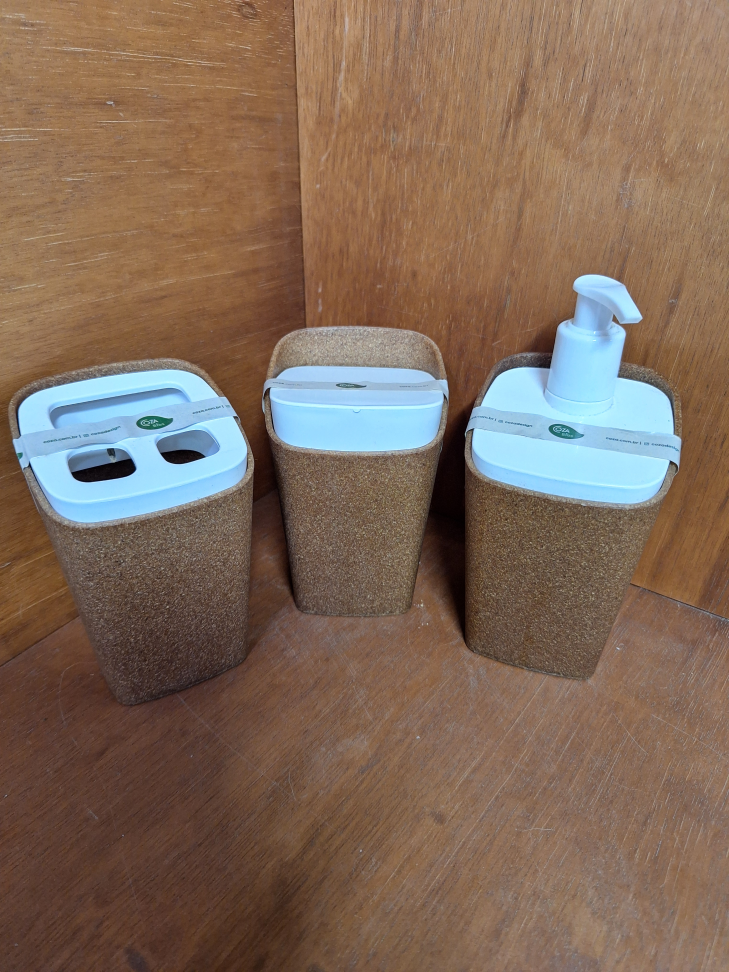 Kit para banheiro com 3 peças (Produto novo)