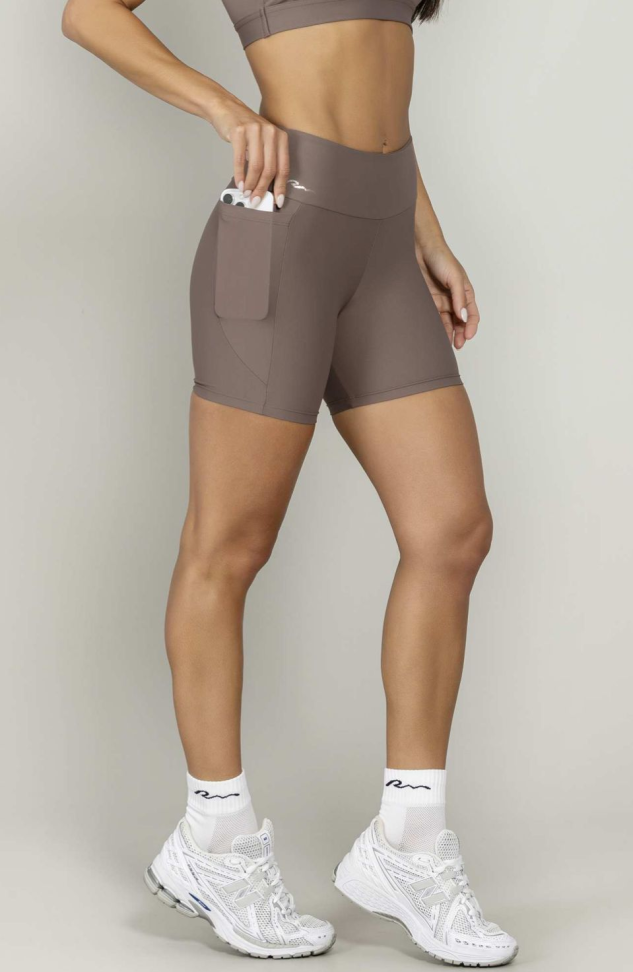 Bermuda com bolso Run More marrom