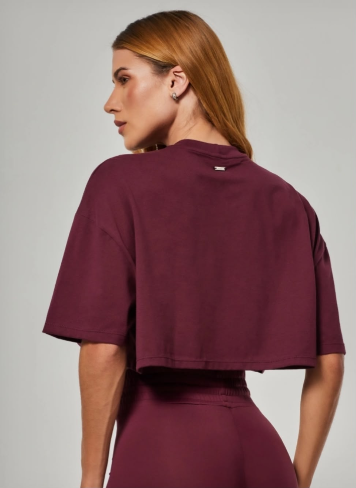 Camiseta Croped Vestem bordo