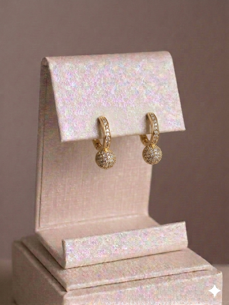 Brinco argola com pingente esfera cravejada p