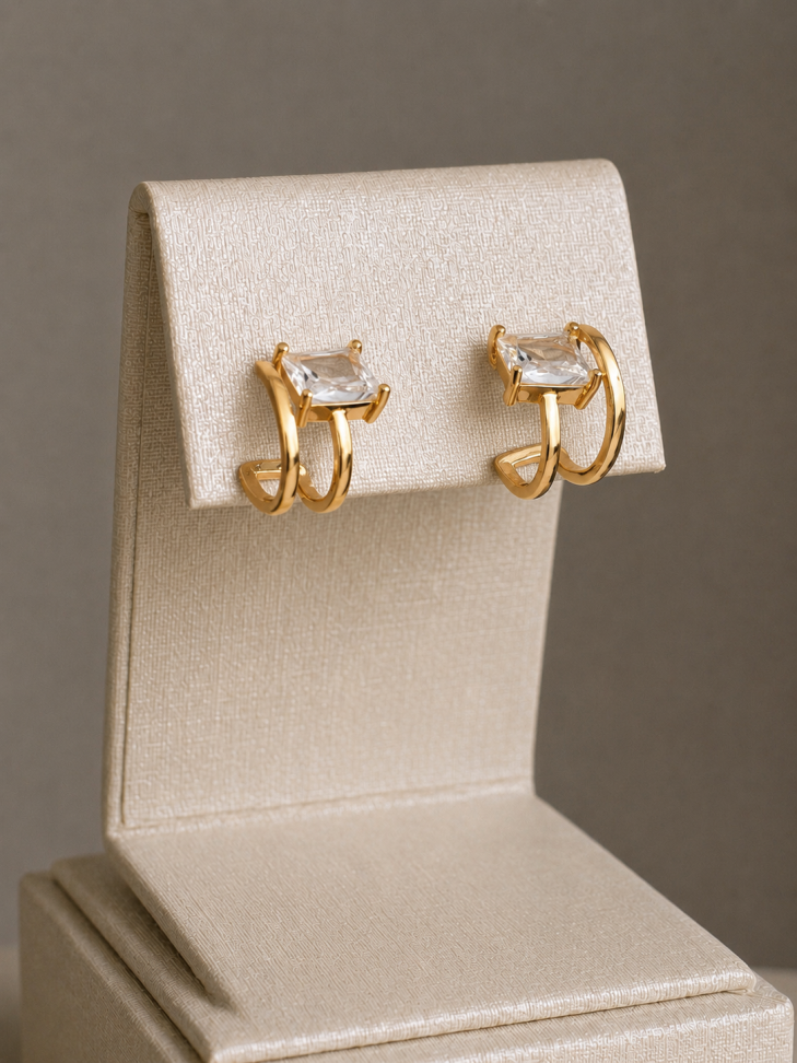 Brinco meia argola com zircônia quadrada