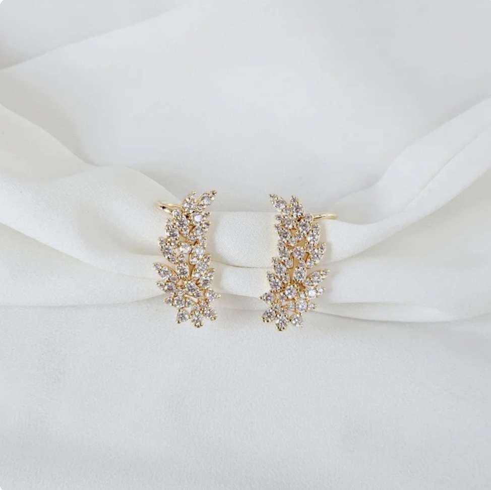 Brinco ear cuff folhas pedraria