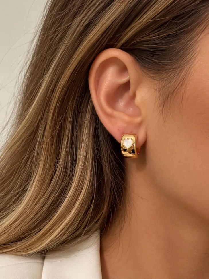 Brinco argola lisa larga com coração madrepérola