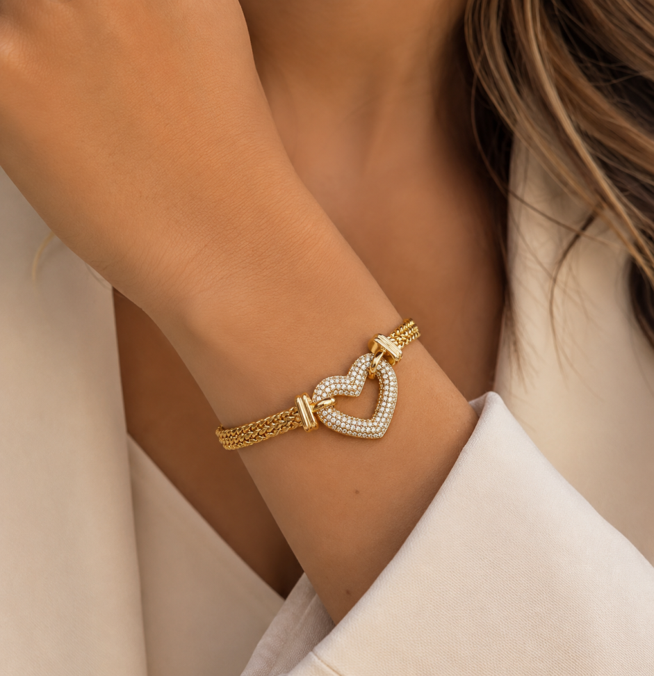 Pulseira trançada com pingente coração cravejado
