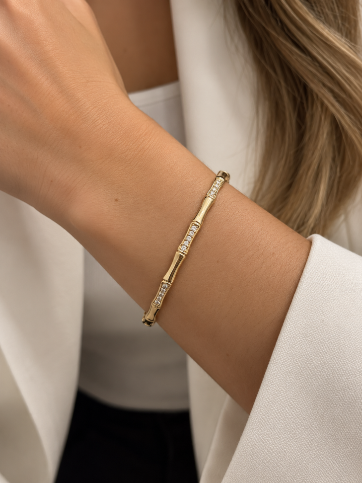 Bracelete fino martelado detalhes zircônia