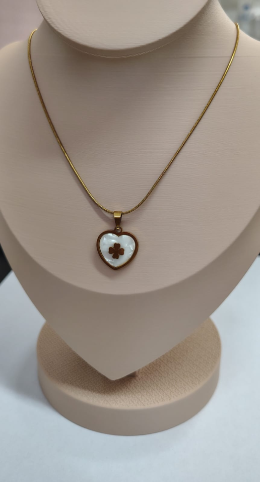 Colar Coração Madre Trevo Dourado