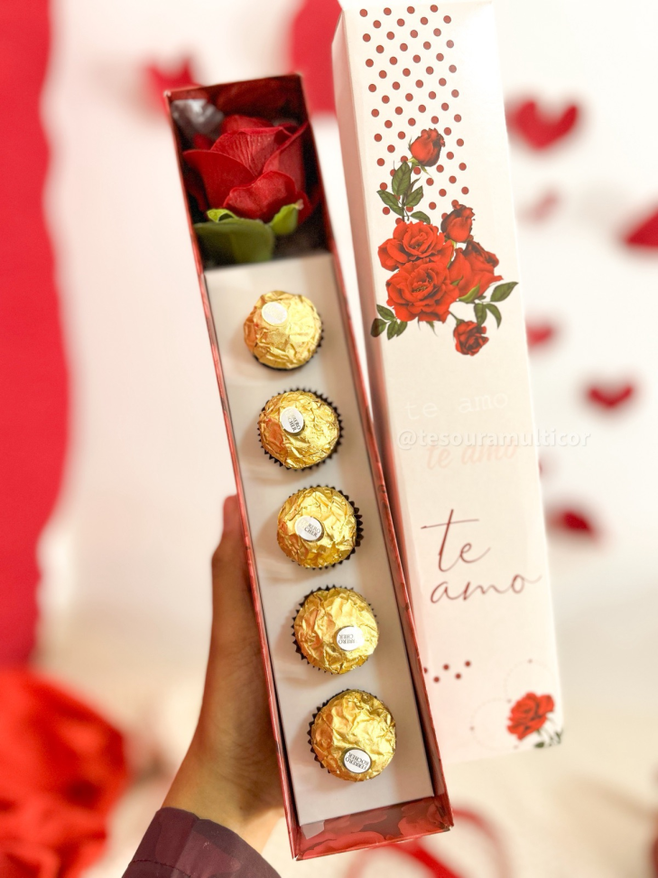 Rosa eterna com bombons