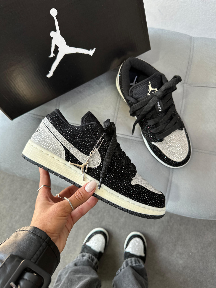 Jordan Low Crystal Black & White