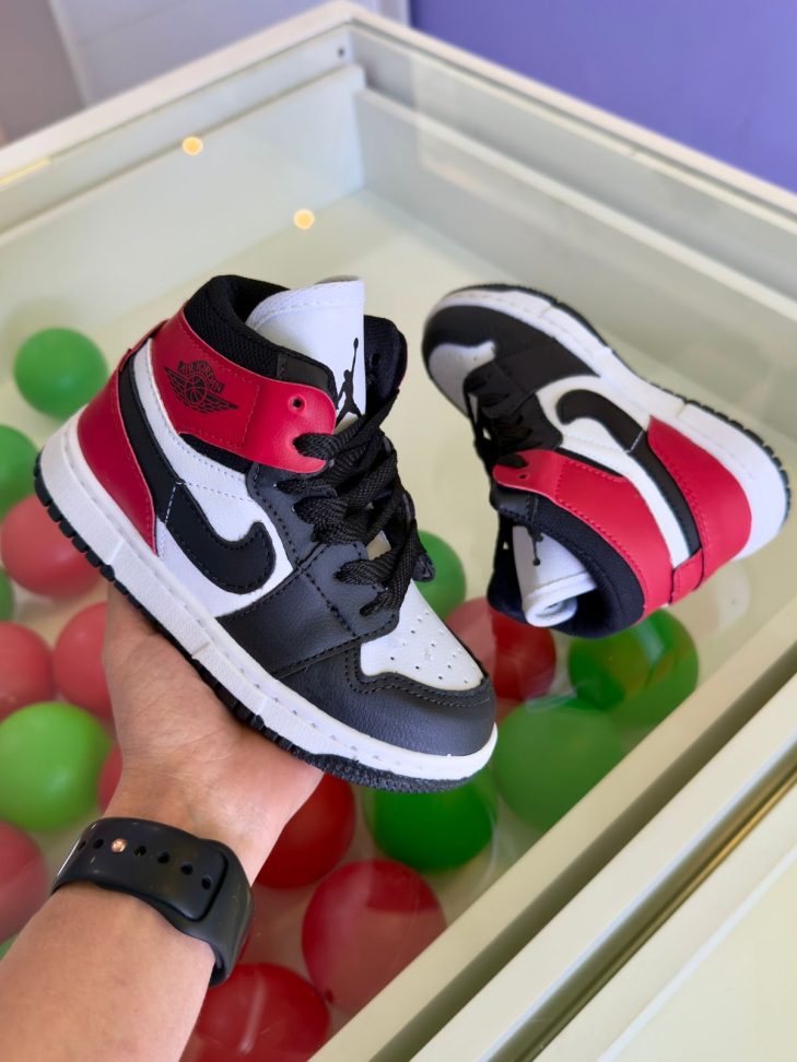 Air Jordan 1 Mid Chicago