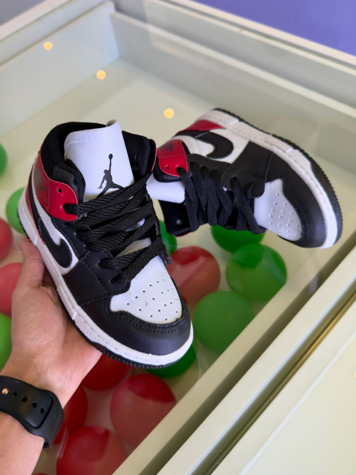 Air Jordan 1 Mid Chicago