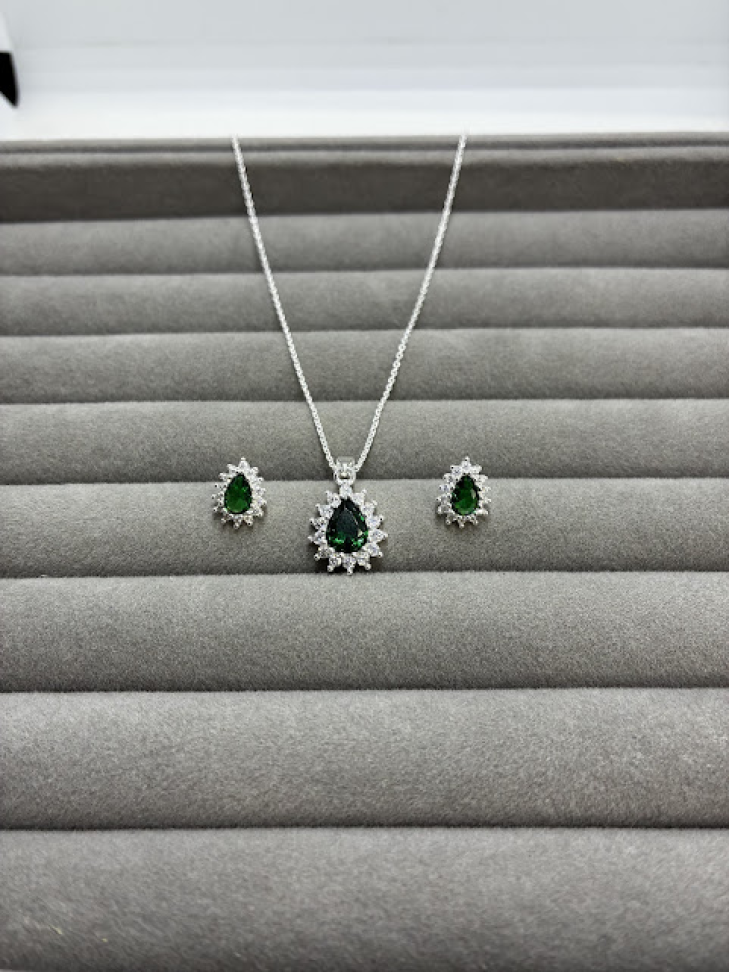 Conjunto Gota Cravejado Verde Esmeralda