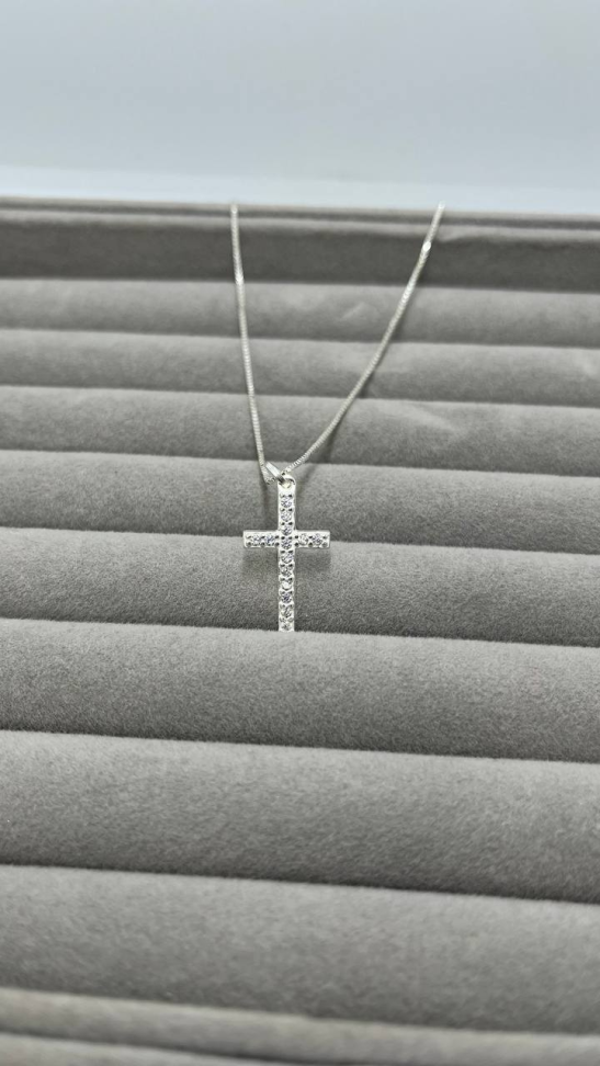 Colar crucifixo cravejado