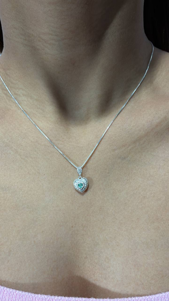Colar coração alto relevo zirconia verde