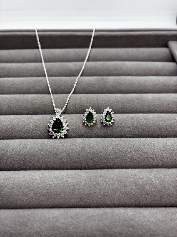 Conjunto Gota Cravejado Verde Esmeralda