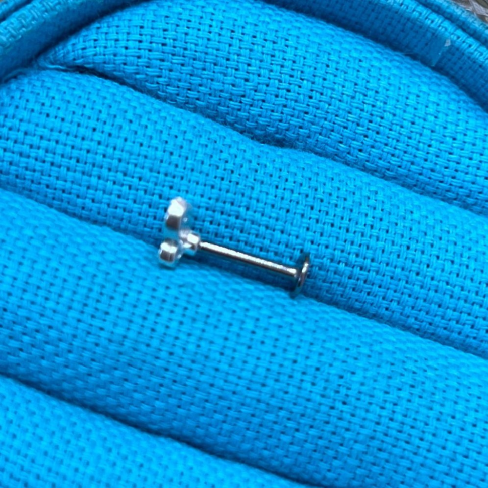 Piercing Labret Borboleta Cravejada com Asas Desiguais
