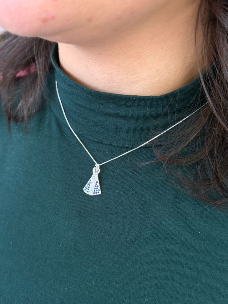 Pingente Nossa Senhora Aparecida Zircônias Azuis 18x21mm de Passar