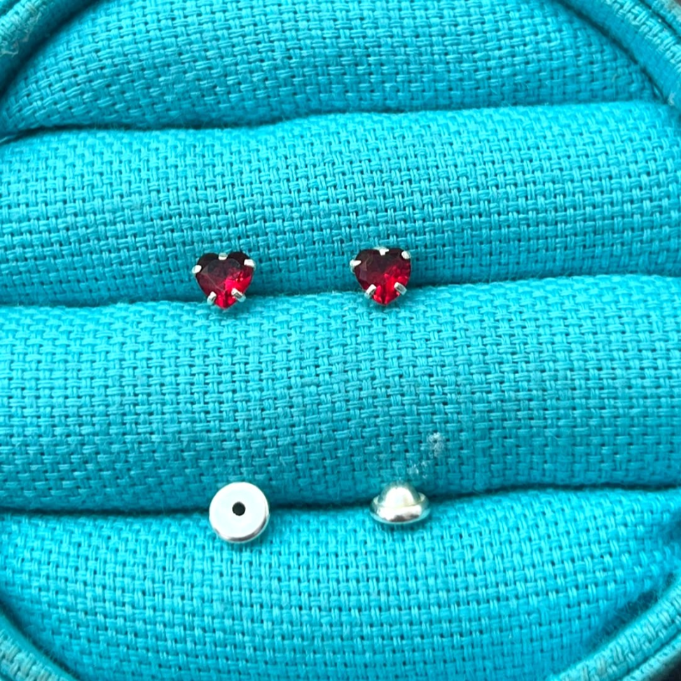 Brinco Baby Coração Zircônia Vermelha 4mm