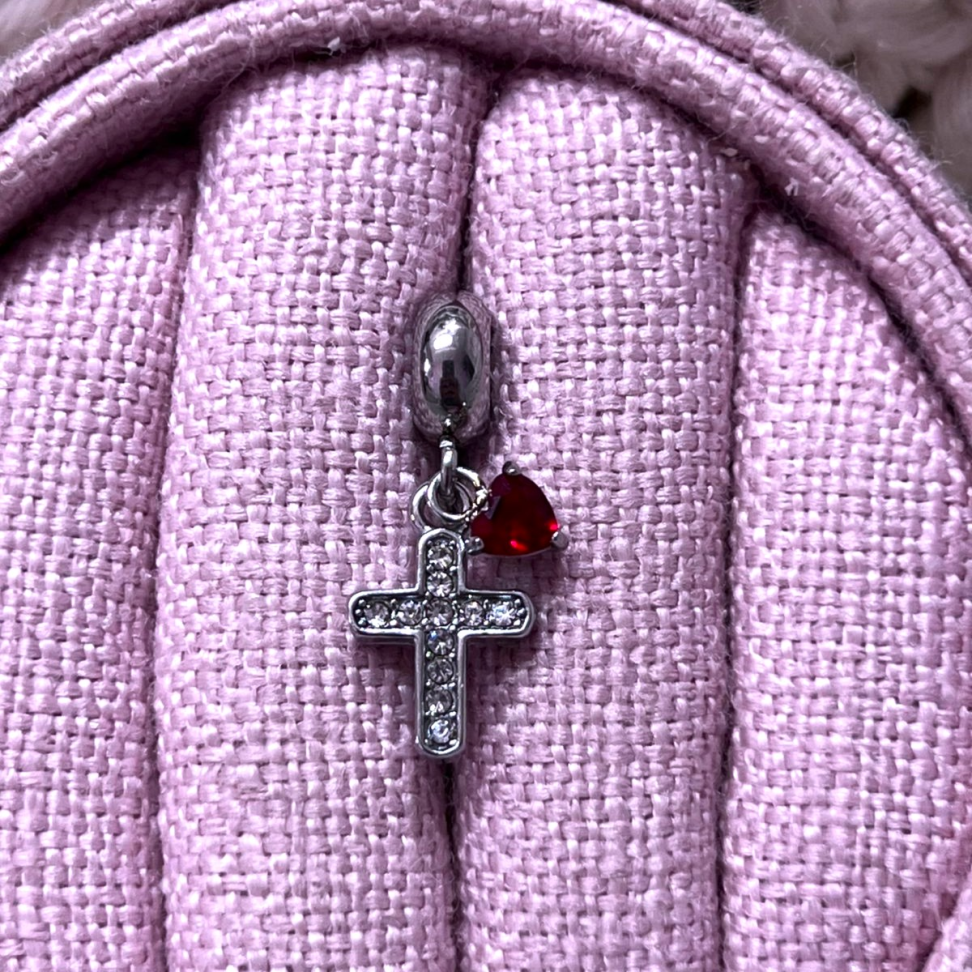 Berloque Patuá Crucifixo Cravejado com Coração Zircônia Vermelha em Aço Inox